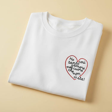 T-shirt con ricamo "Ho così tanto amore nel cuore che non ci sta!"