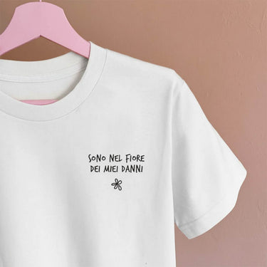 T-shirt con ricamo "Sono nel fiore dei miei danni"