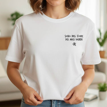 T-shirt con ricamo "Sono nel fiore dei miei danni"