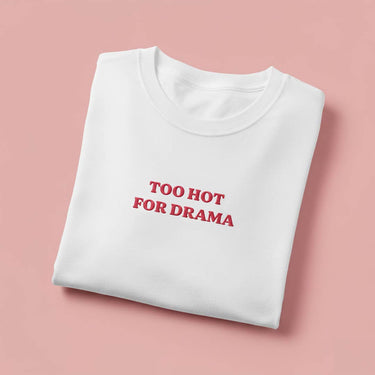 T-shirt con ricamo "Too hot for drama"
