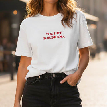 T-shirt con ricamo "Too hot for drama"