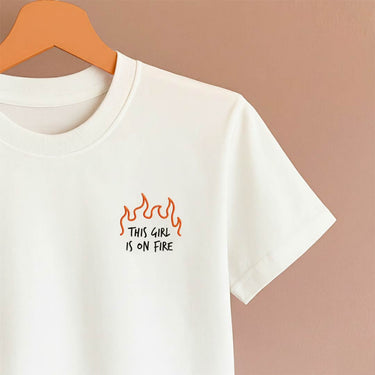 T-shirt con ricamo "This girl is on fire"