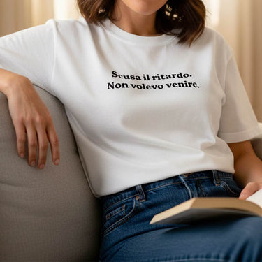 T-shirt con ricamo "Scusa il ritardo. Non volevo venire."