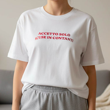 T-shirt con ricamo "Accetto solo scuse in contanti"