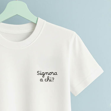 T-shirt con ricamo "Signora a chi?"