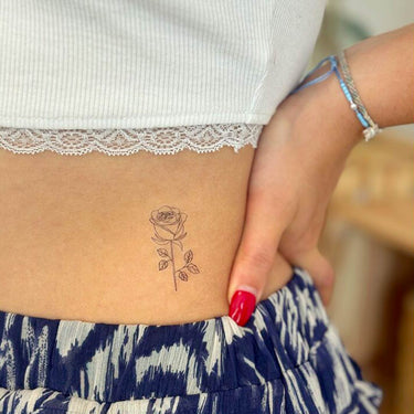 tatuaggio temporaneo floreale rosa