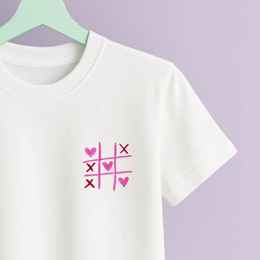 T-shirt con ricamo "Tris di cuori"