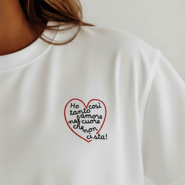 T-shirt con ricamo "Ho così tanto amore nel cuore che non ci sta!"