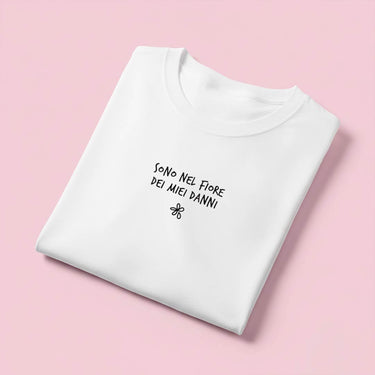 T-shirt con ricamo "Sono nel fiore dei miei danni"