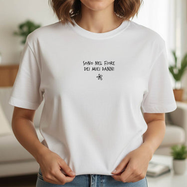 T-shirt con ricamo "Sono nel fiore dei miei danni"